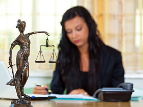 Anwältin und Justizia © Gina Sanders, Fotolia.com