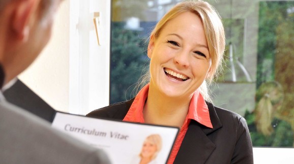 Junge Frau bei einem Vorstellungsgespräch © Dan Race, stock.adobe.com