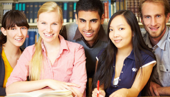 Fleißige Studenten beim Lernen in der Bibliothek