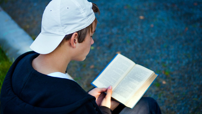 © stock.adobe.com Schüler liest Buch © stock.adobe.com
