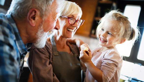Glückliche Großeltern, die lustige Zeiten mit Kindern zu Hause haben © NDABCREATIVITY, stock.adobe.com