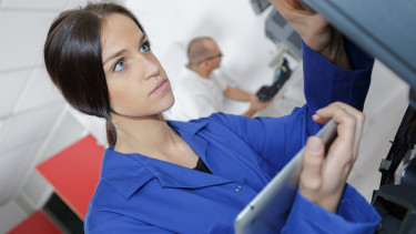 Lehrling mit Tablet © auremar, stock.adobe.com
