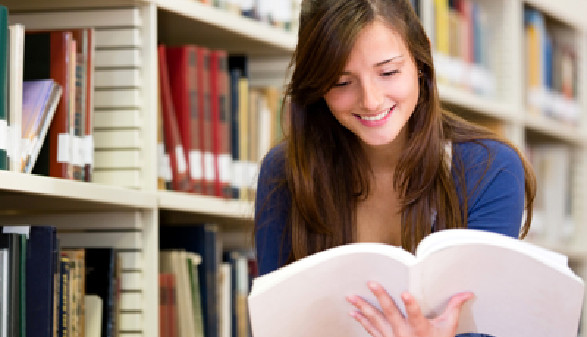 Studentin informiert sich in der Bibliothek © Andres Rodriguez, Fotolia