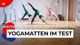 Drei Frauen machen Yogaübungen auf ihren Matten.