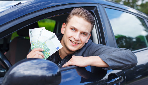 Autofahrer mit Geldscheinen