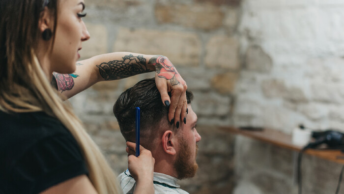 © dmytrobandak, stock.adobe.com Junge Frisörin beim Haare schneiden © dmytrobandak, stock.adobe.com