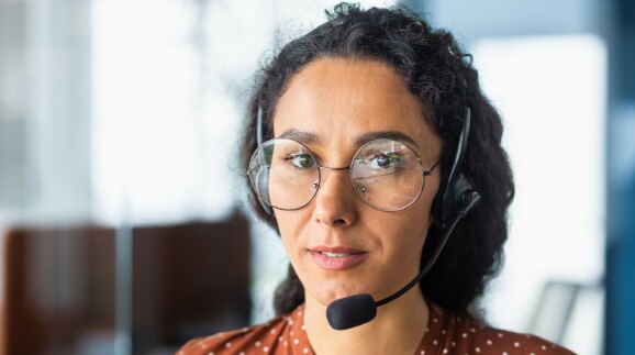 Junge Frau mit Brille im B&uuml;ro