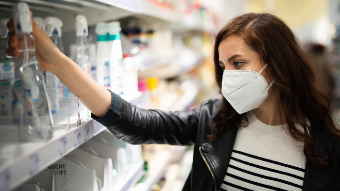 © Wellnhofer Designs, stock.adobe.com Frau mit Maske beim Einkaufen in einem Drogerie-Markt © Wellnhofer Designs, stock.adobe.com