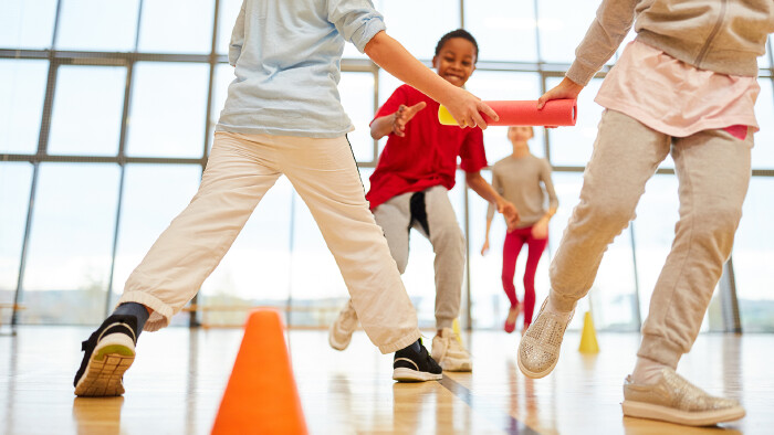 Kinder Team macht einen Staffellauf