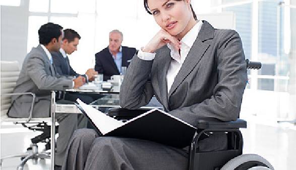 Frau im Rollstuhl bei der Arbeit © Sean Prior, Fotolia.com