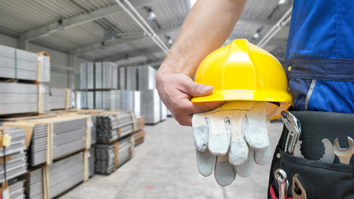 Mann mit Arbeitshelm