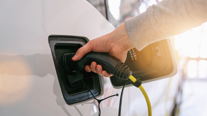 E-Tanken © rcfotostock, stock.adobe.com Ein Arm fürht einen Ladestecker in den Ladesanschluss eines elektrischen Fahrzeuges. © rcfotostock, stock.adobe.com
