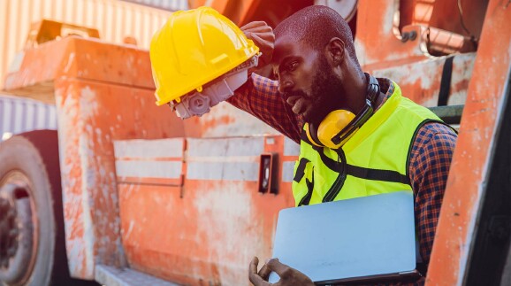 Junger Arbeiter arbeitet bei Hitze im Freien ©  Quality Stock Arts, stock.adobe.com