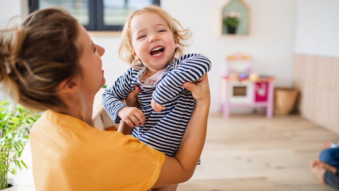 Junge Mama mit Tochter