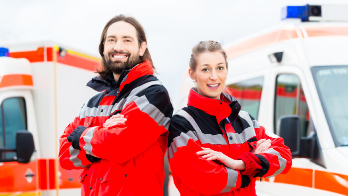 © Kzenon , stock.adobe.com Sanitäter vorm Krankenwagen