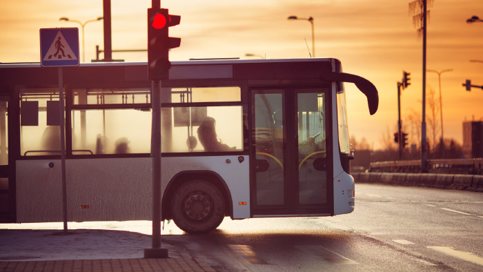 © stock.adobe.com Bus biegt in Kreuzung ein © stock.adobe.com