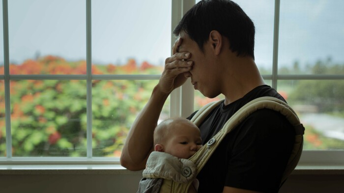 © globalmoments, stock.adobe.com Gestresster Papa mit Baby