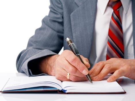 Mann unterschreibt Schriftstück © shyshka, Fotolia.com Mann unterschreibt Schriftstück