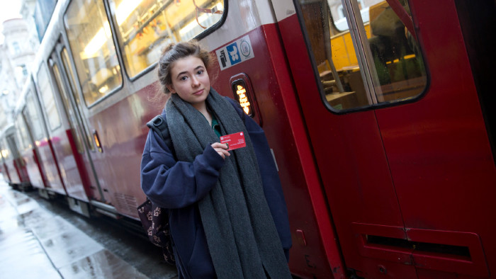 Gudrun Scholz (18) macht die Matura nach. Sie gehört zu den 150.000 jungen Menschen in Österreich, die vom AK-Vorschlag nach einem 70-Euro Jahresticket für alle unter 24 in Ausbildung profitieren würde. © Lisi Specht Gudrun Scholz (18) macht die Matura auf einer privaten Maturaschule nach. Sie gehört zu den 150.000 jungen Menschen in Österreich, die vom AK-Vorschlag nach einem 70-Euro Jahresticket für alle unter 24 in Ausbildung profitieren würde. © Lisi Specht