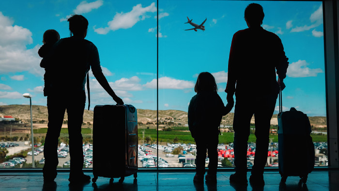 © nadezhda1906 , stock.adobe.com Familie wartet am Flughafen