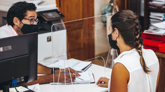 Mann und Frau mit Maske in einem Beratungsgespr&auml;ch &copy; Chus Productions, stock.adobe.com