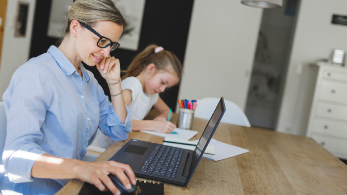 © epixproductions, stock.adobe.com Junge Frau mit Tochter im Homeoffice © epixproductions, stock.adobe.com