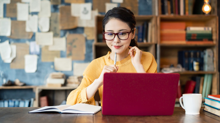 Studentin sitzt vor Laptop