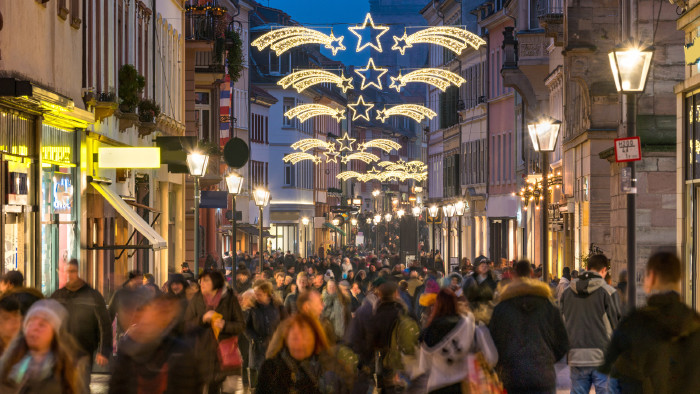 © eyetronic , stock.adobe.com Einkaufsstraße zur Weihnachtszeit © eyetronic , stock.adobe.com