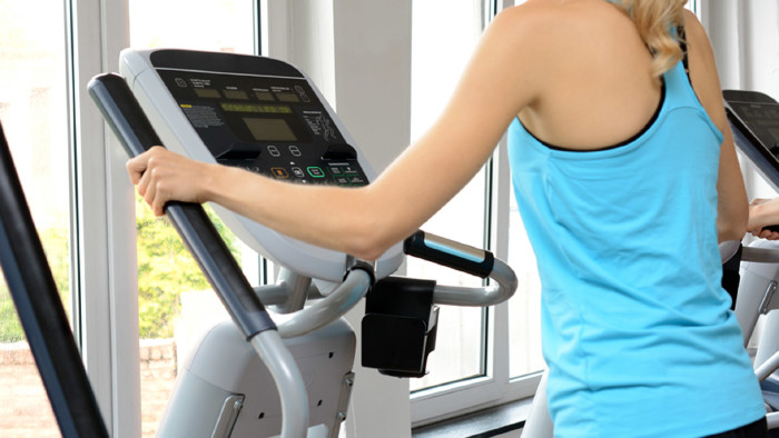 © DanRace, stock.adobe.com Frau im Fitnessstudio auf dem Laufband