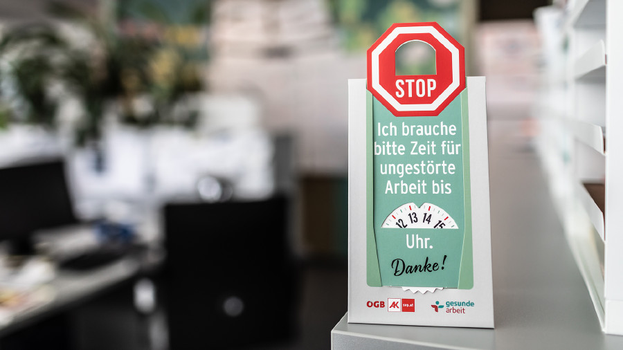 © Michael Mazohl Man sieht einen Tischsteher mit der AK Konzentrationsuhr auf einem Tisch.
