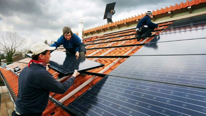 © Ingo Bartussek, stock.adobe.com Einbau von Solar-Dachpanelen