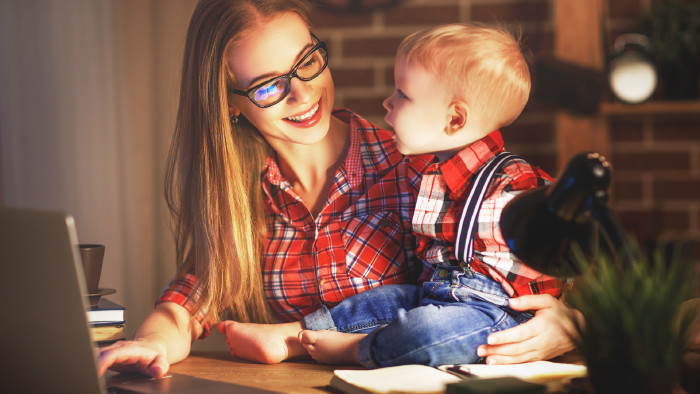 © JenkoAtaman, stock.adobe.com Mutter sitzt mit Baby vor Laptop © JenkoAtaman, stock.adobe.com