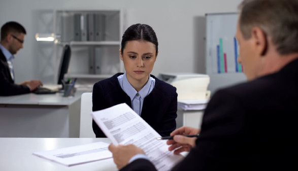 Junge Frau sitzt bei einem Berater © motortion , stock.adobe.com