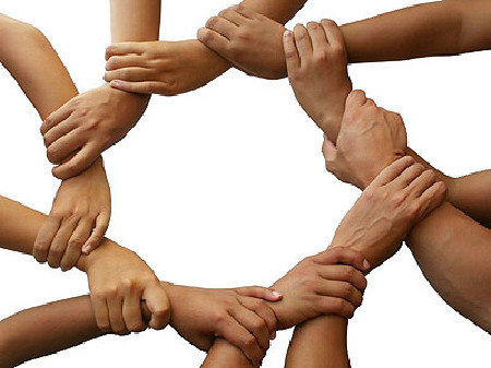 Mneschen gebe sich die Hände - Symbol für Zusammenhalt!