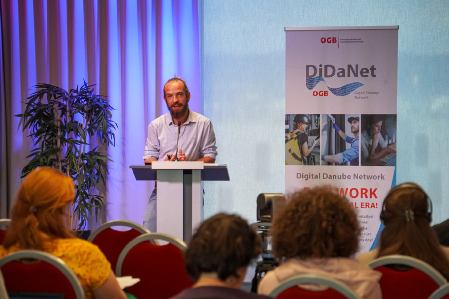 Robert Walasinski präsentiert bei der DiDaNet Abschlusskonferenz das Riders Collective als Folgeprojekt des ÖGB © Riders Collective ÖGB Robert Walasinski präsentiert bei der DiDaNet Abschlusskonferenz das Riders Collective als Folgeprojekt des ÖGB © Riders Collective ÖGB