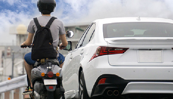 Mopedfahrer und Auto © xiaosan , stock.adobe.com