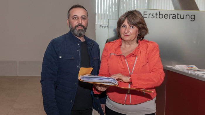 Erfolg vor Gericht: Herr Ü. und Juristin Karmen Riedl © Christian Fischer Erfolg vor Gericht: Herr Ü. und Juristin Karmen Riedl © Christian Fischer