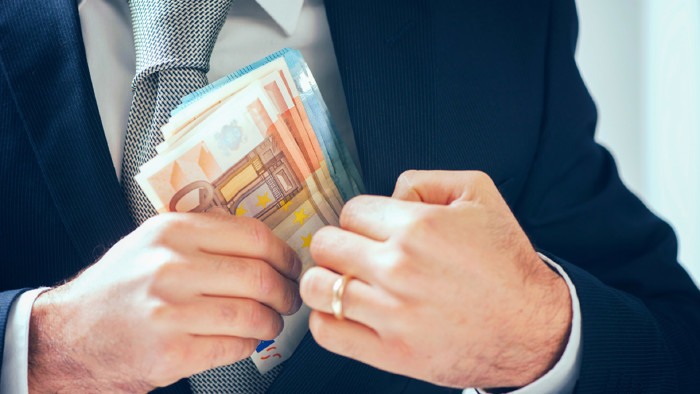 © Fabio Balbi, stock.adobe.com Mann steckt Geld ein © Fabio Balbi, stock.adobe.com