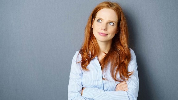 Frau blickt nachdenklich nach oben ©  Gegensatz dazuwerkstatt, stock.adobe.com