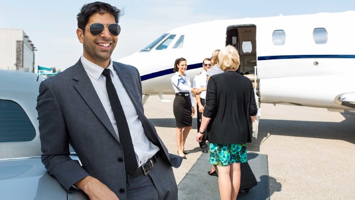 © Tyler Olson, stock.adobe.com Mann steht vor einem Flugzeug