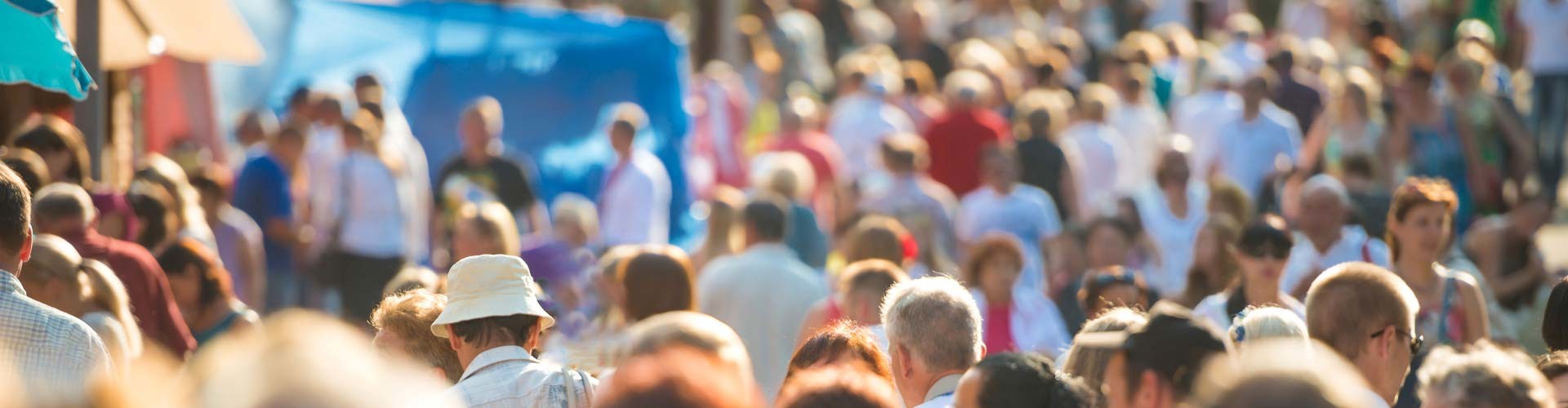 Viele Menschen spazieren in der Sonne