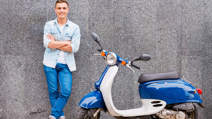 Jugendlicher mit blauem Moped