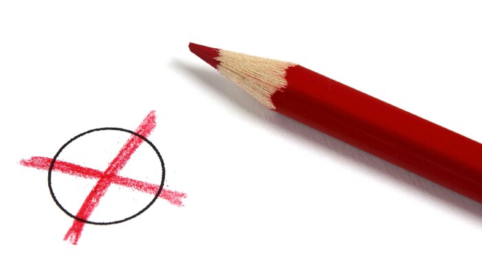 © pico, stock.adobe.com roer Stift liegt neben einem roten Kreuzerl auf Stimmzettel