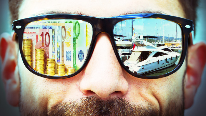 © Jürgen Fälchle, stock.adobe.com Wohlhabender Mann mit Sonnenbrille