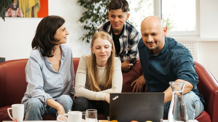 AK Expert:innen mit Schüler:innen auf der Berufsinfomesse L14