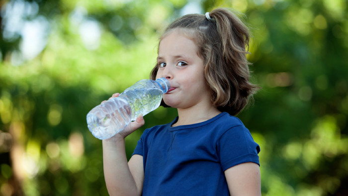 © Gelpi, stock.adobe.com Mädchen trinkt bei PET-Flasche © Gelpi, stock.adobe.com