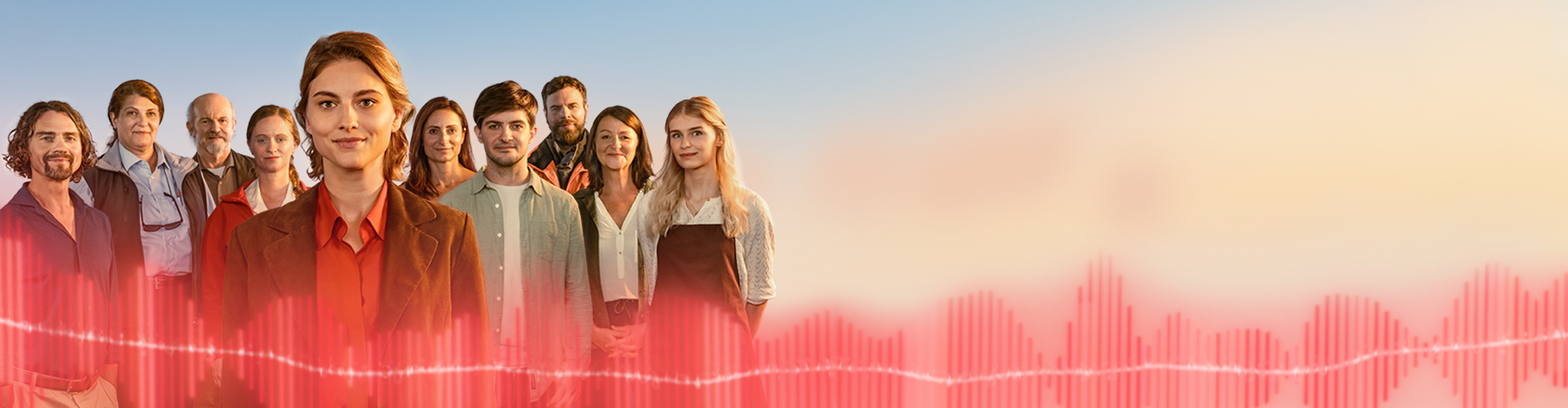 Gruppe mit Arbeitnehmer:innen schaut zuversichtlich in die Kamera