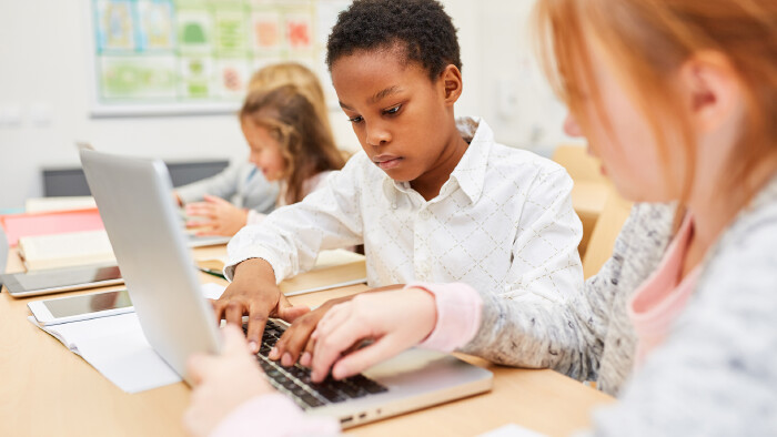 © Robert Kneschke, stock.adobe.com Schüler:innen lernen am Laptop