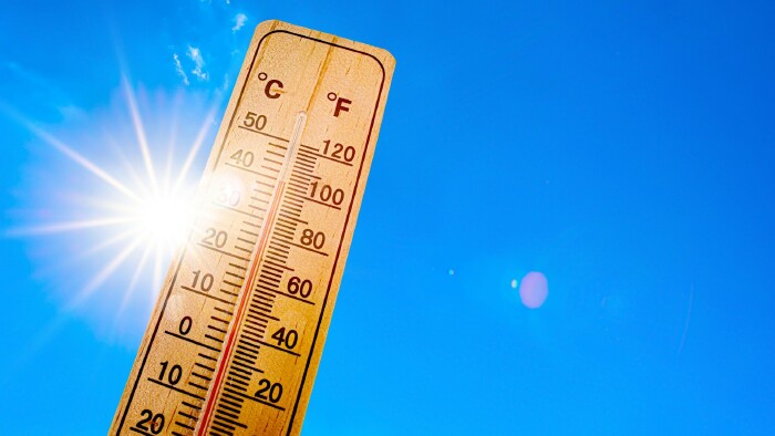© Guenter Albers, stock.adobe.com Sommerhintergrund - blauer Himmel mit strahlender Sonne und Thermometer