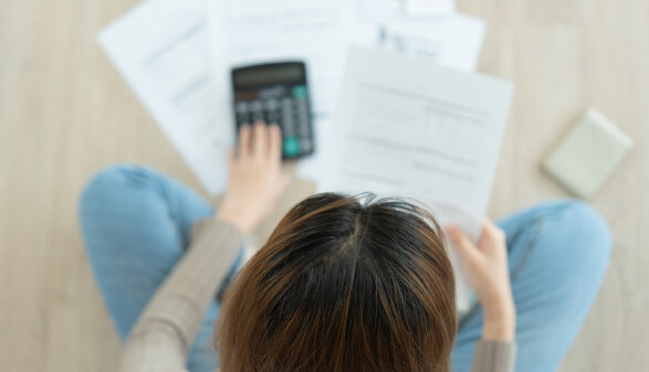 Junge Frau mit Rechnungen © Shisu_ka, stock.adobe.com